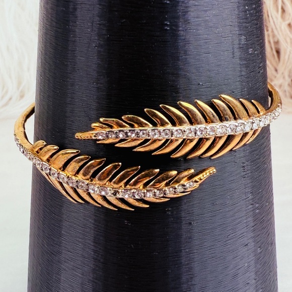 Beautiful goldtone bling delicate leaf Juicy Couture cuff bracelet - Picture 5 of 8